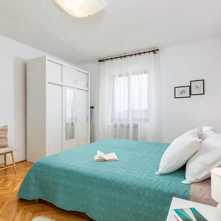 Aristela Apartment *