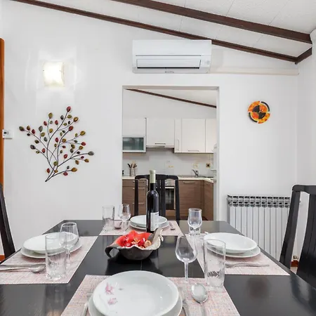 Aristela Apartment *