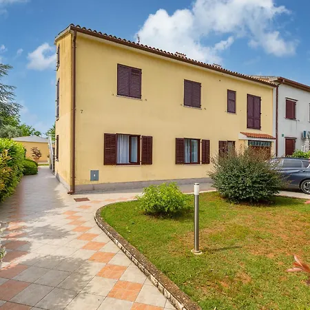 Aristela Apartment *