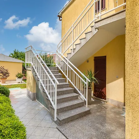 Aristela Apartment *